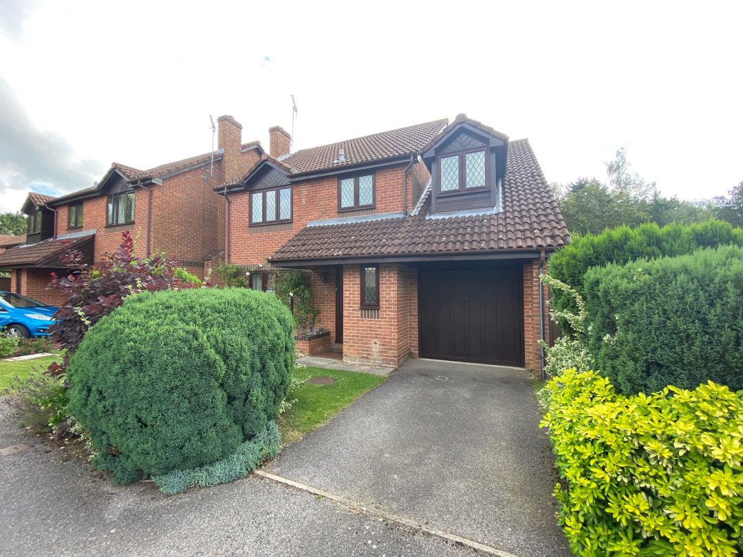 WYCHWOOD AVENUE, BRACKNELL, BERKSHIRE, RG12 9YN Berkshire Estate Agents